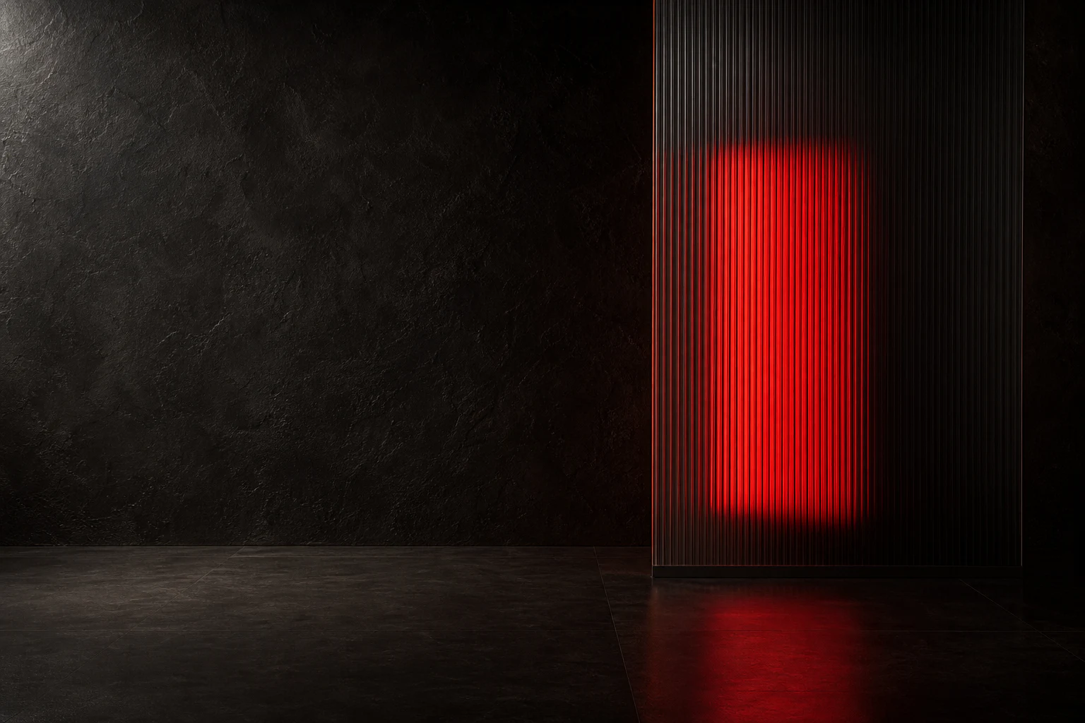 Fuente de luz roja oculta tras un cristal acanalado en un estudio oscuro